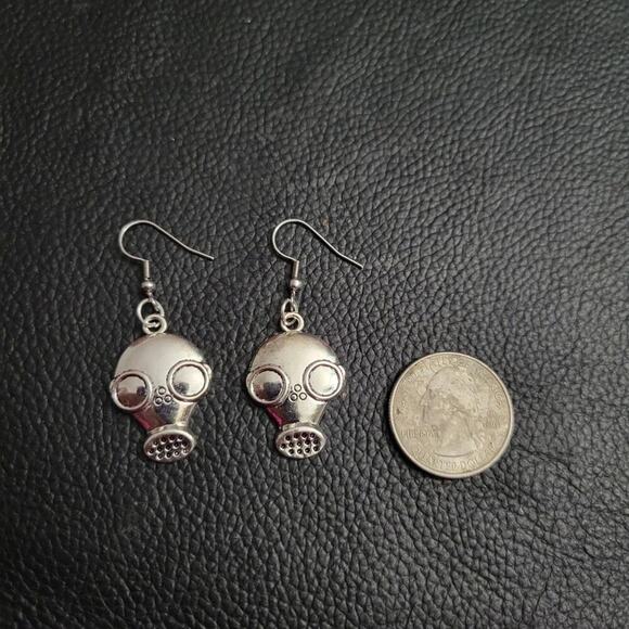 Gas mask steampunk silver tone earrings - Picture 3 of 3